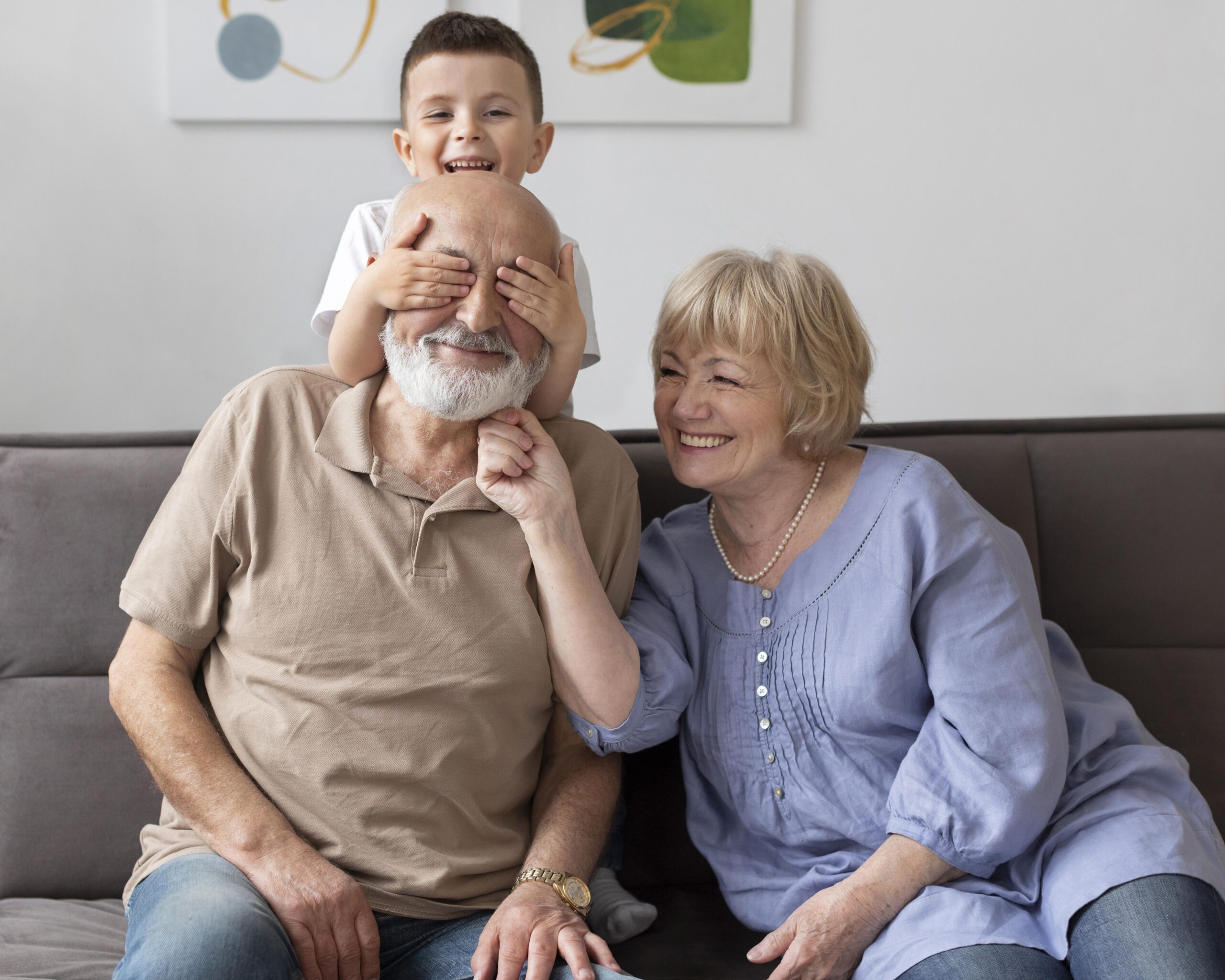 full-shot-happy-family-sitting-couch